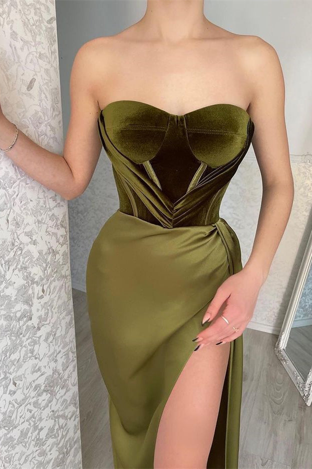 Robe de bal sirène élégante en satin vert, sans bretelles et fendue, avec fente.