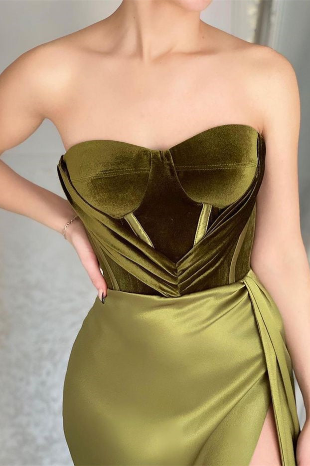 Robe de bal sirène élégante en satin vert, sans bretelles et fendue, avec fente.