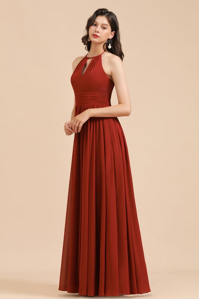 Elegante vestido de dama de honor de gasa corte A con escote halter, sin mangas y largo hasta el suelo.