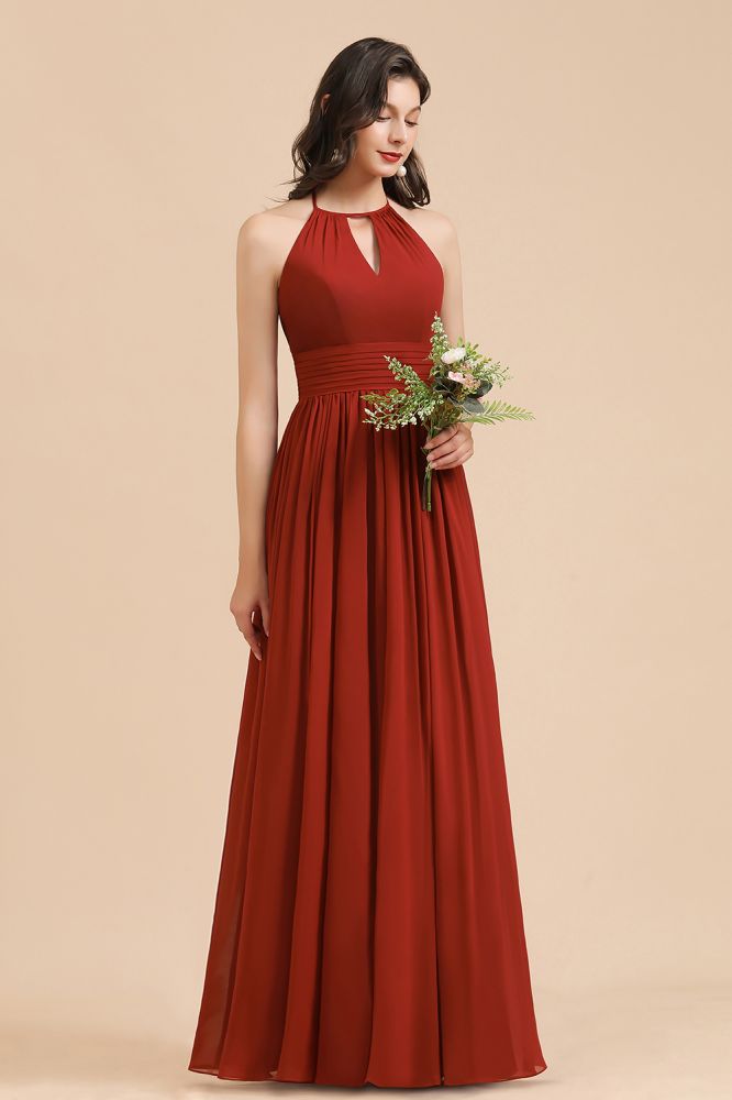 Elegante vestido de dama de honor de gasa corte A con escote halter, sin mangas y largo hasta el suelo.