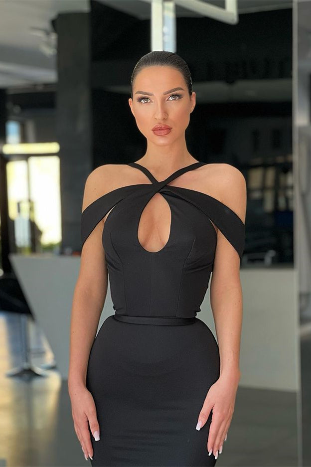Elegantes vestidos de sirena negros de tul y satén con escote halter y hombros descubiertos para baile de graduación.