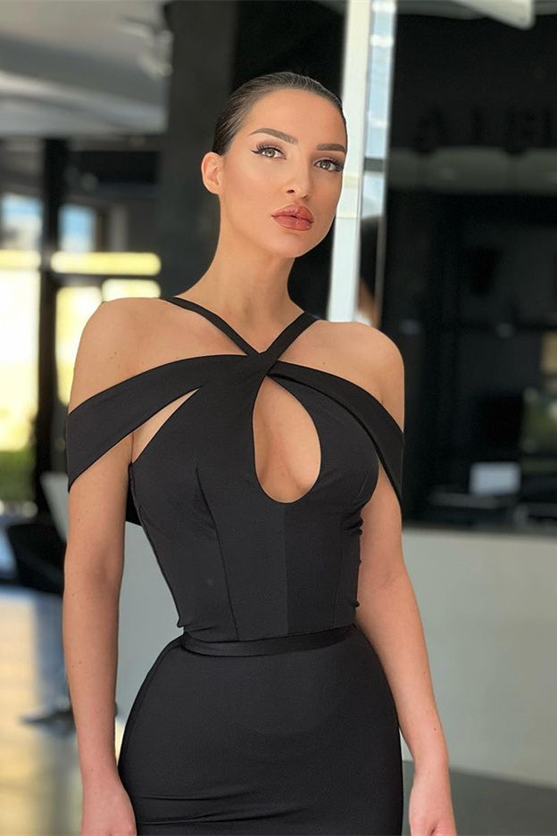 Elegantes vestidos de sirena negros de tul y satén con escote halter y hombros descubiertos para baile de graduación.