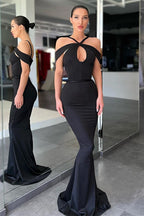 Elegantes vestidos de sirena negros de tul y satén con escote halter y hombros descubiertos para baile de graduación.