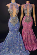 Elegante vestido de sirena sin mangas con escote halter y pedrería para baile de graduación.