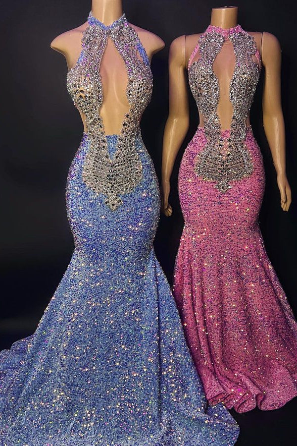 Elegante vestido de sirena sin mangas con escote halter y pedrería para baile de graduación.
