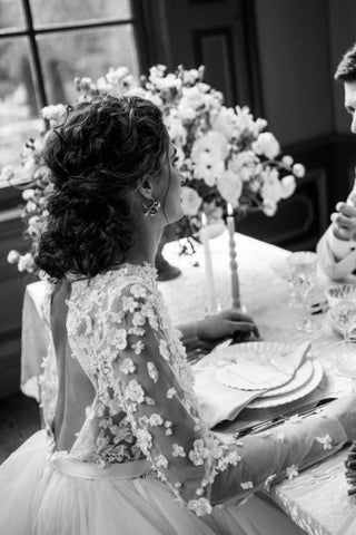 Vestidos de novia elegantes de tul y encaje con corte asimétrico y mangas largas