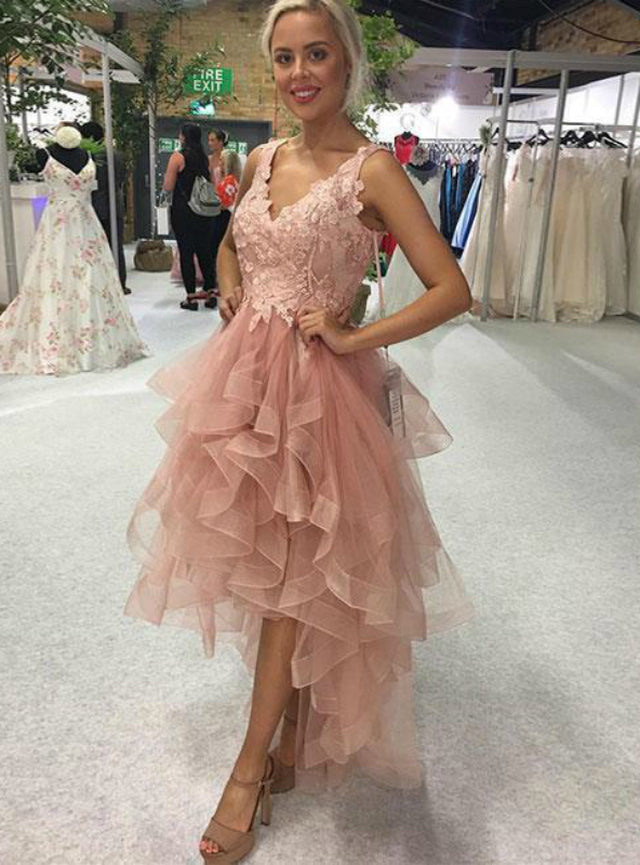 Elegante vestido de graduación de tul con encaje, corte asimétrico, escote en V, espalda descubierta y corte en A.