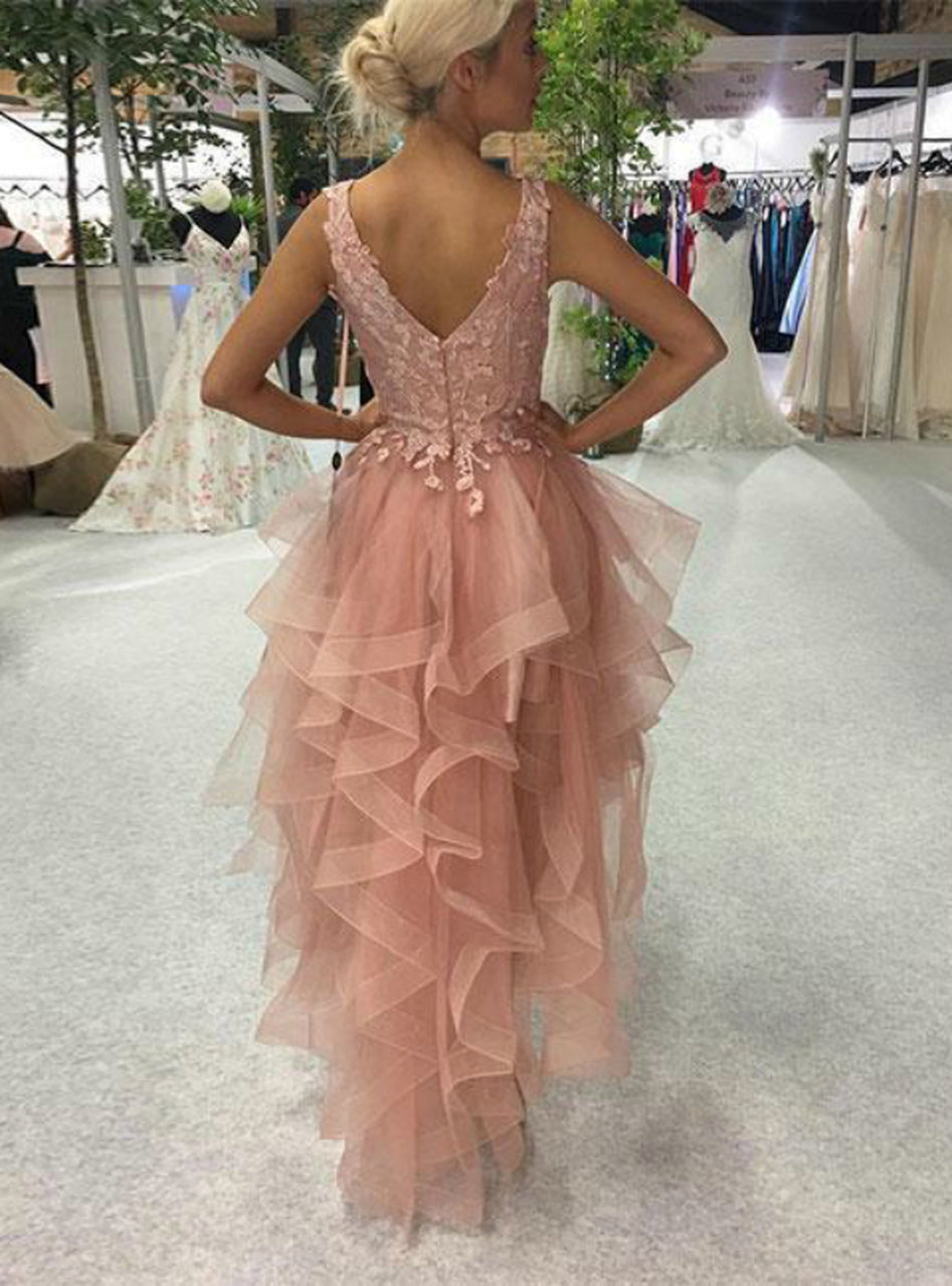 Elegante vestido de graduación de tul con encaje, corte asimétrico, escote en V, espalda descubierta y corte en A.