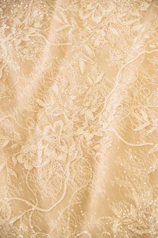 Elegante vestido de novia princesa de corte princesa con escote ilusión, mangas casquillo, apliques de tul y corte en A 