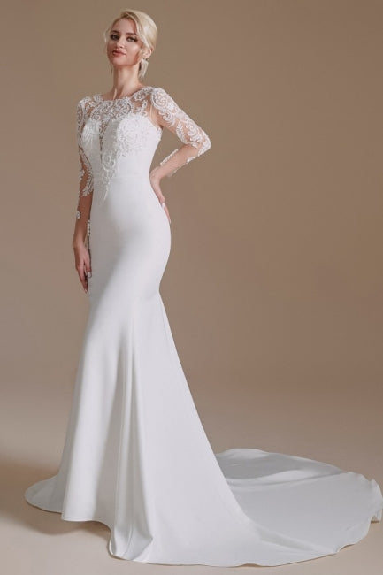 Robe de mariée sirène élégante en satin à manches longues et à motifs, ornée de bijoux. 