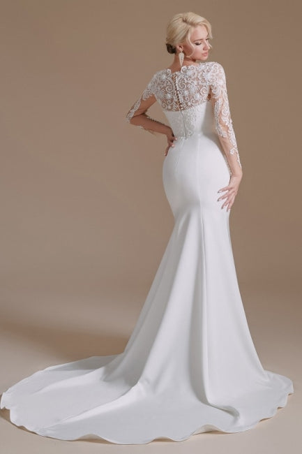Robe de mariée sirène élégante en satin à manches longues et à motifs, ornée de bijoux. 