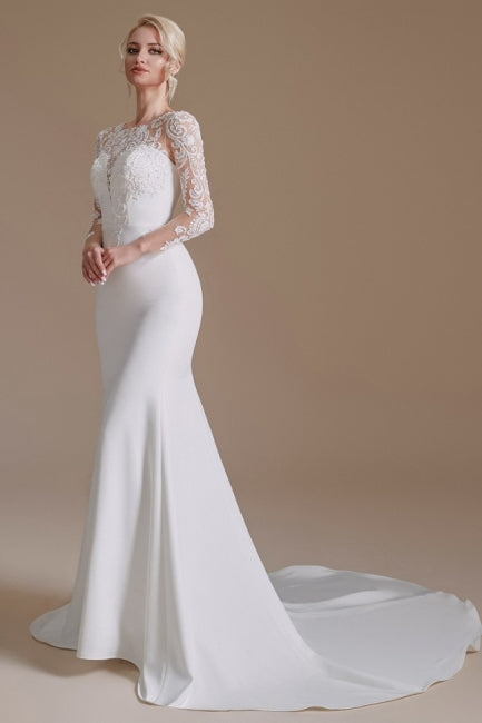 Robe de mariée sirène élégante en satin à manches longues et à motifs, ornée de bijoux. 