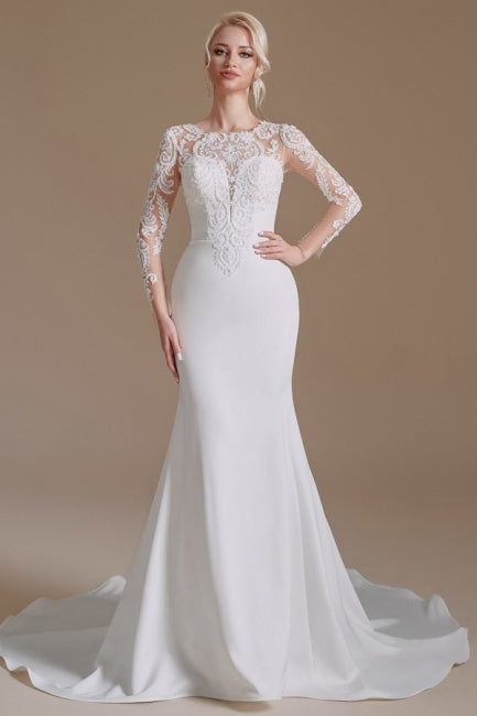 Robe de mariée sirène élégante en satin à manches longues et à motifs, ornée de bijoux. 