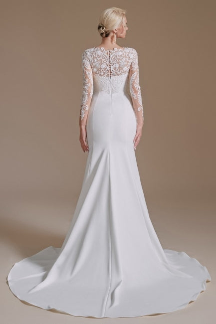 Robe de mariée sirène élégante en satin à manches longues et à motifs, ornée de bijoux. 
