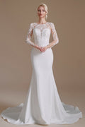 Robe de mariée sirène élégante en satin à manches longues et à motifs, ornée de bijoux. 