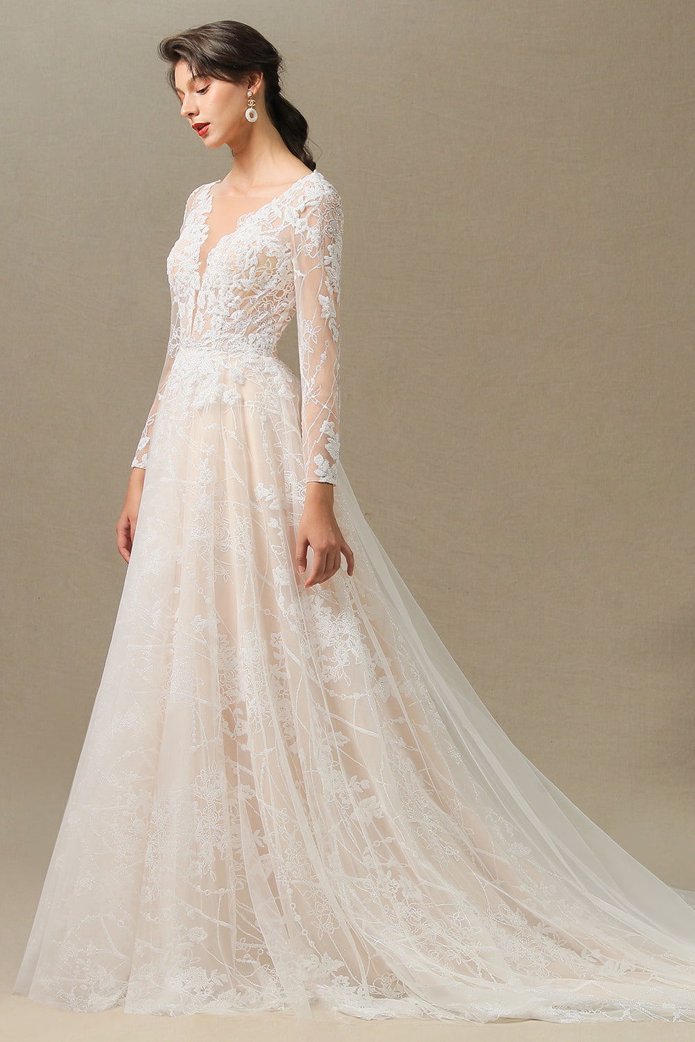 Robe de mariée élégante en dentelle, décolleté en V profond, manches longues, longueur au sol 