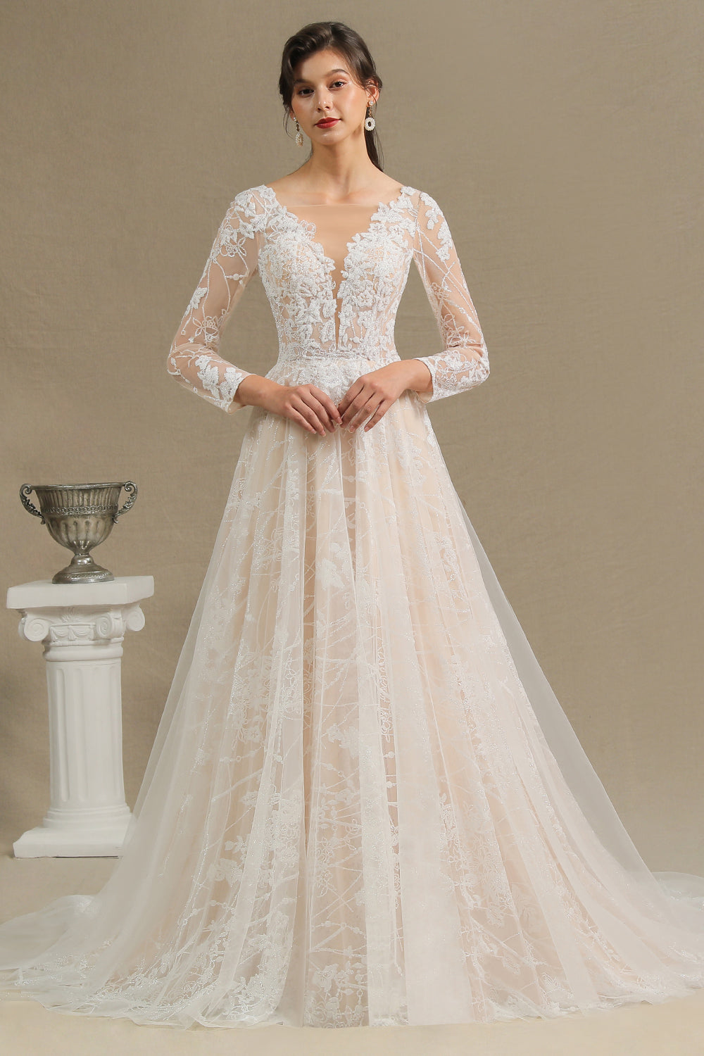 Robe de mariée élégante en dentelle, décolleté en V profond, manches longues, longueur au sol 