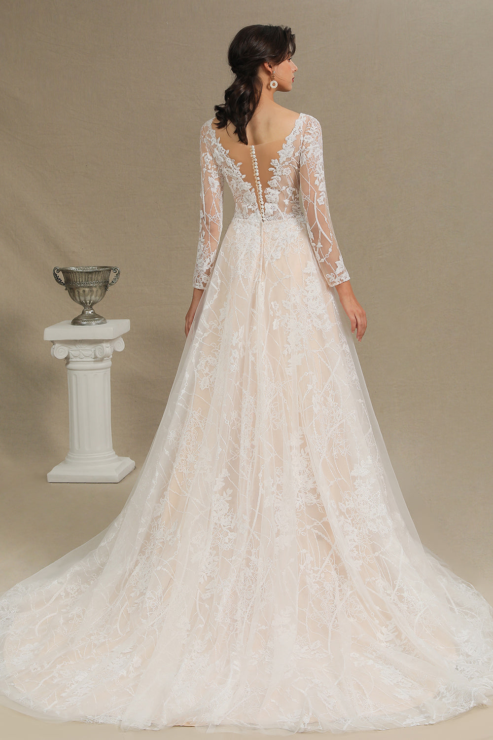 Robe de mariée élégante en dentelle, décolleté en V profond, manches longues, longueur au sol 