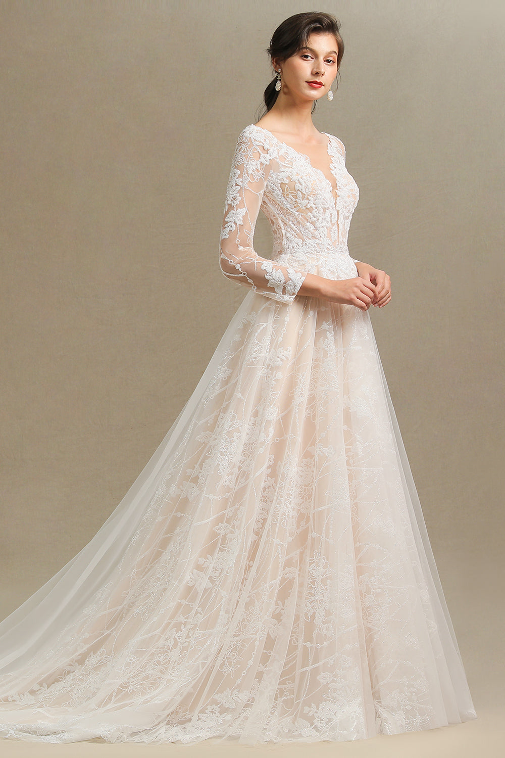 Robe de mariée élégante en dentelle, décolleté en V profond, manches longues, longueur au sol 
