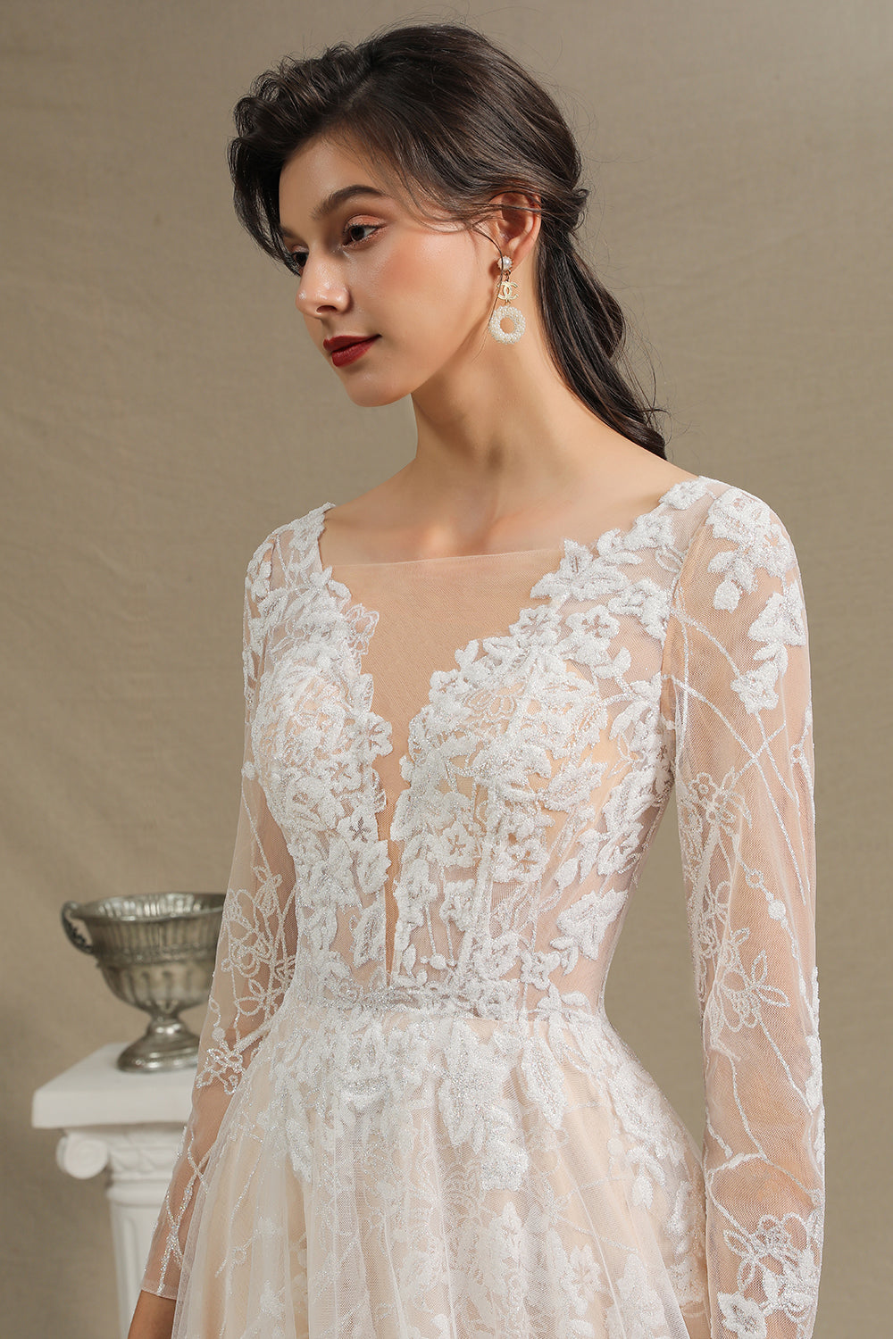 Robe de mariée élégante en dentelle, décolleté en V profond, manches longues, longueur au sol 