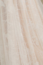 Robe de mariée élégante en dentelle, décolleté en V profond, manches longues, longueur au sol 