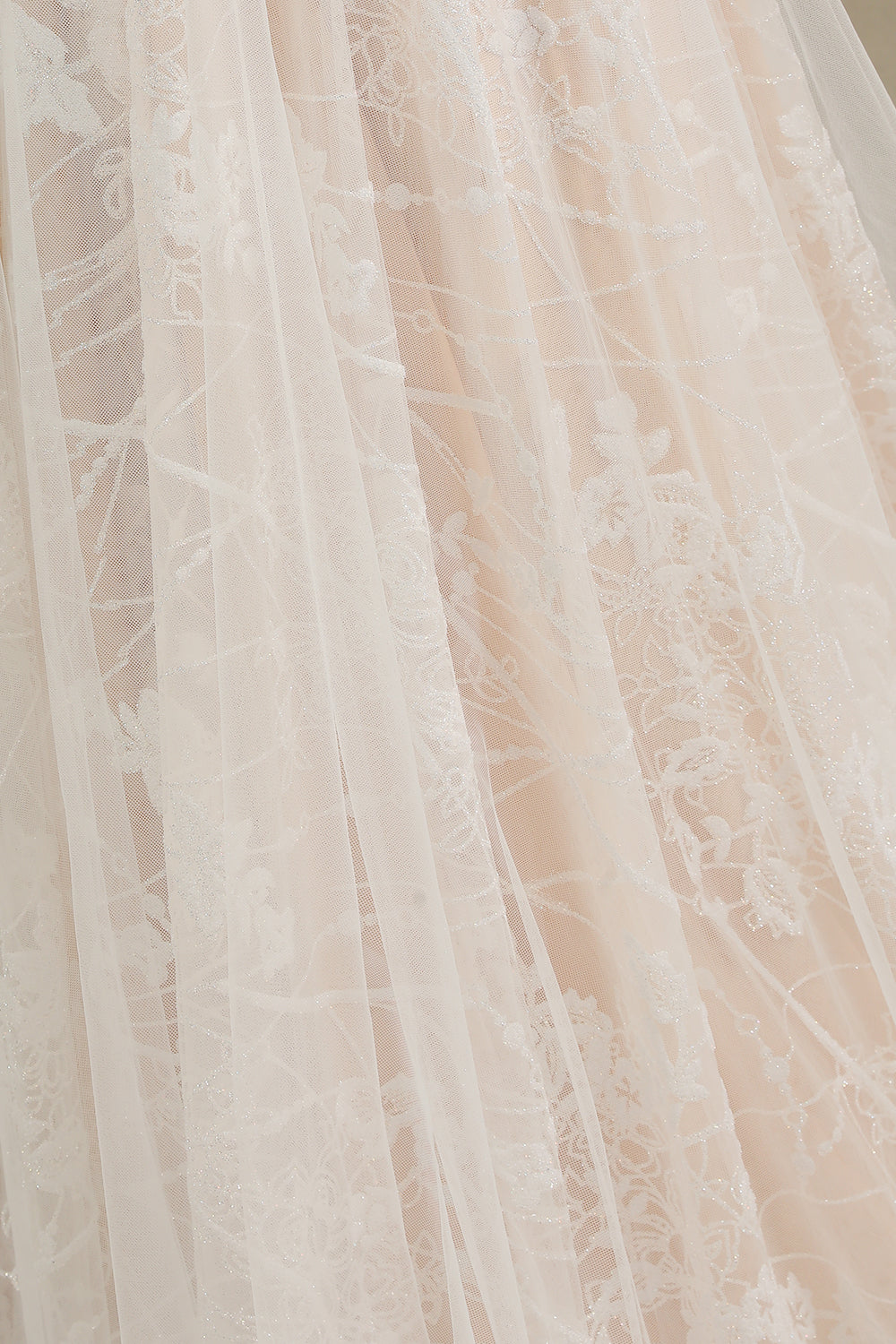 Robe de mariée élégante en dentelle, décolleté en V profond, manches longues, longueur au sol 