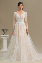 Robe de mariée élégante en dentelle, décolleté en V profond, manches longues, longueur au sol 