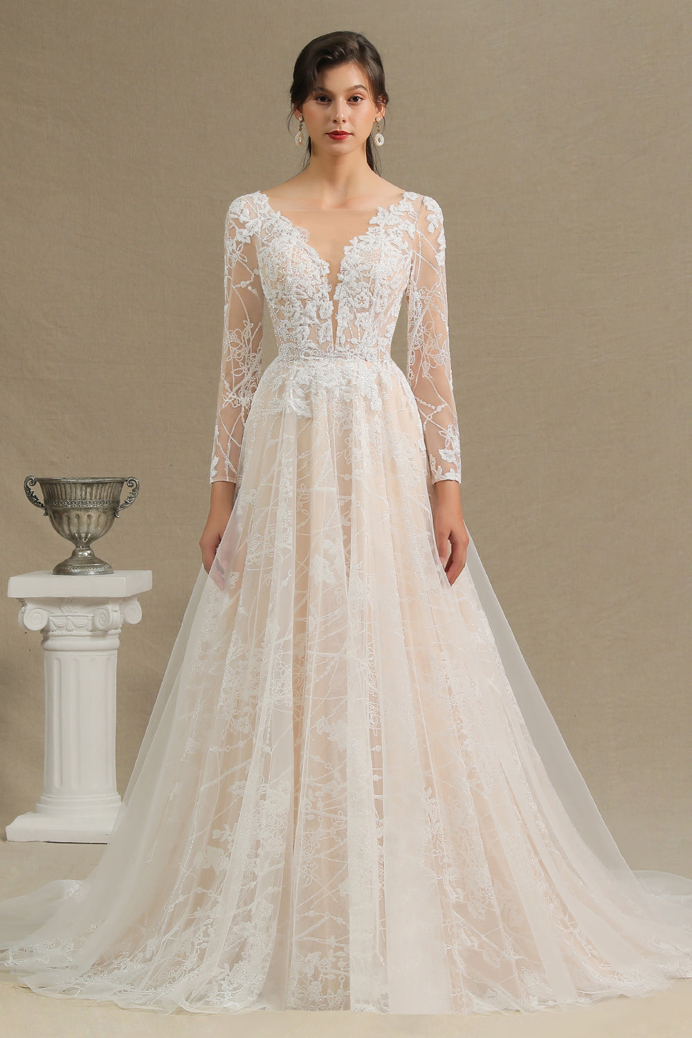 Robe de mariée élégante en dentelle, décolleté en V profond, manches longues, longueur au sol 