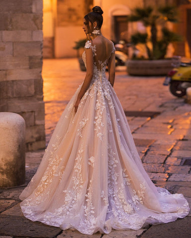 Elegante vestido de novia largo de corte A con escote barco, apliques de encaje, espalda descubierta y lentejuelas