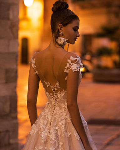 Elegante vestido de novia largo de corte A con escote barco, apliques de encaje, espalda descubierta y lentejuelas