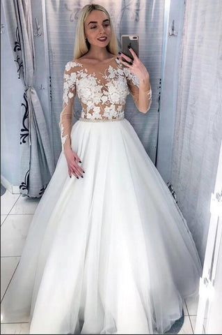 Elegante vestido de novia largo de corte A con escote barco, apliques de encaje y tul, con mangas.