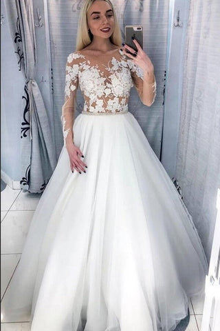 Elegante vestido de novia largo de corte A con escote barco, apliques de encaje y tul, con mangas.