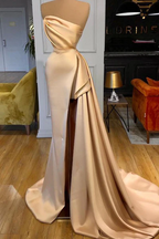 Robe de bal longue élégante, coupe trapèze, couleur champagne, sans bretelles et fendue.
