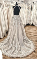 Elegante vestido de novia largo de corte A, escote halter, espalda descubierta, apliques, encaje, tul, volantes y cola