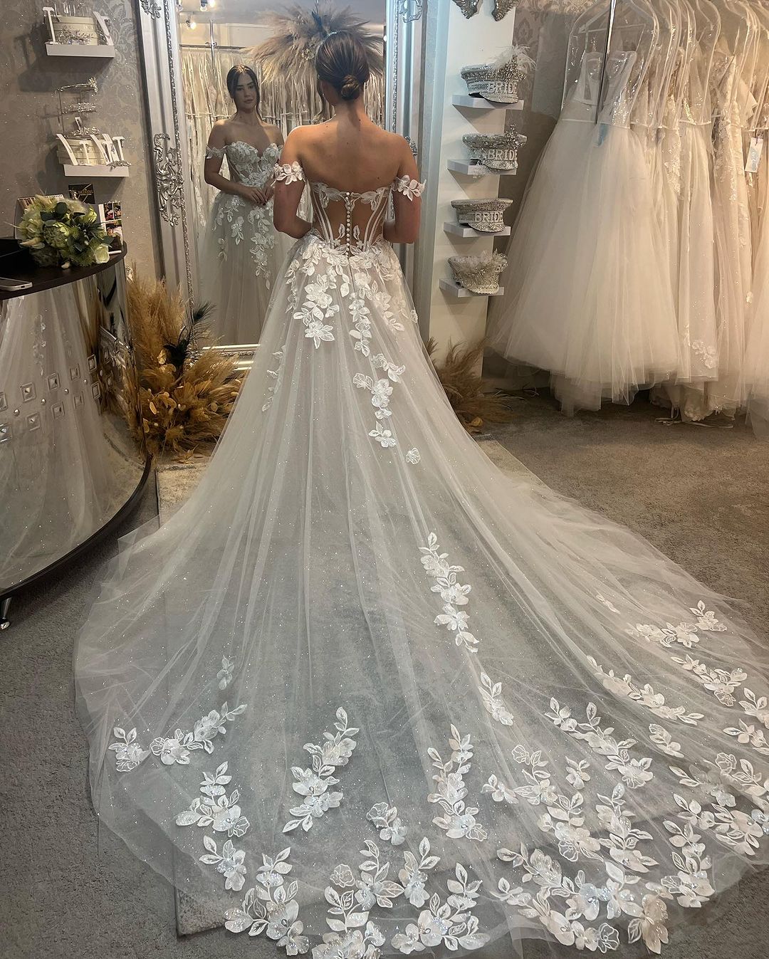Elegante vestido de novia largo de corte A con escote corazón, hombros descubiertos y apliques brillantes