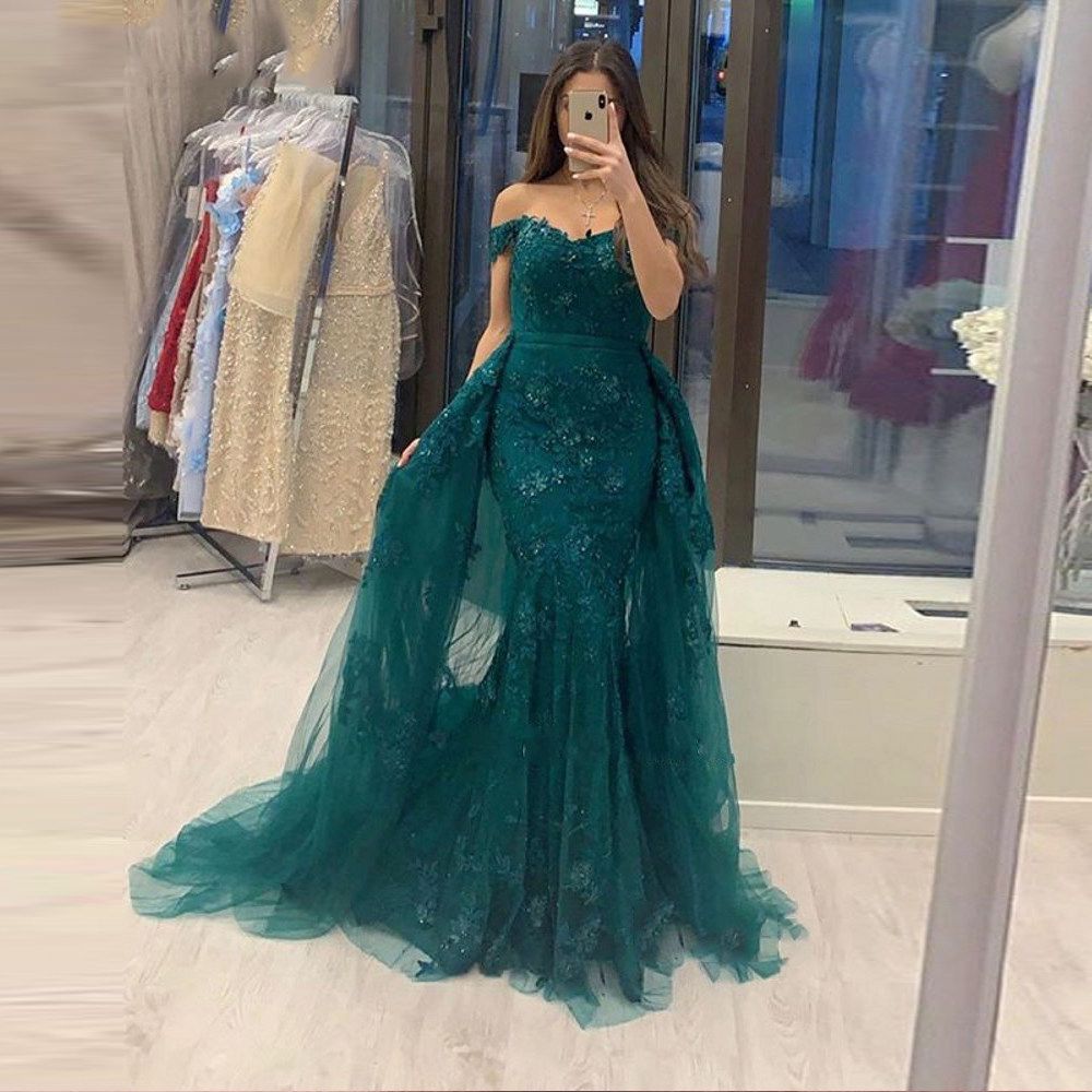 Elegante vestido largo de fiesta de corte A con hombros descubiertos, de tul y encaje.
