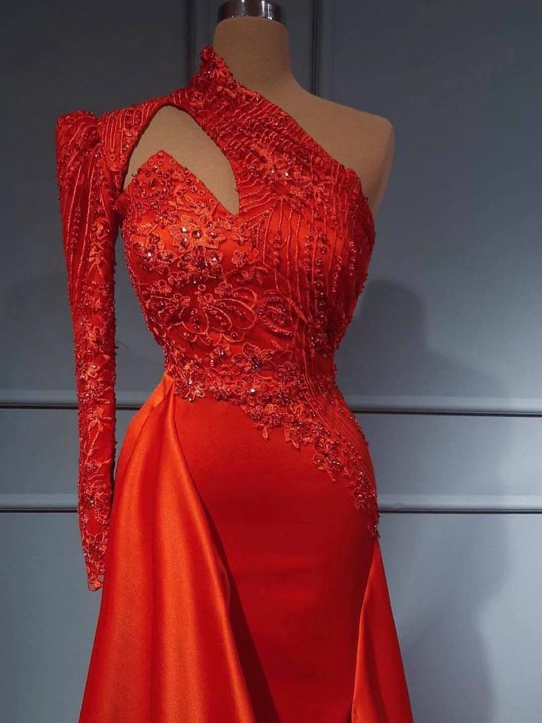 Elegante vestido de fiesta largo de satén con corte en A, un solo hombro y mangas