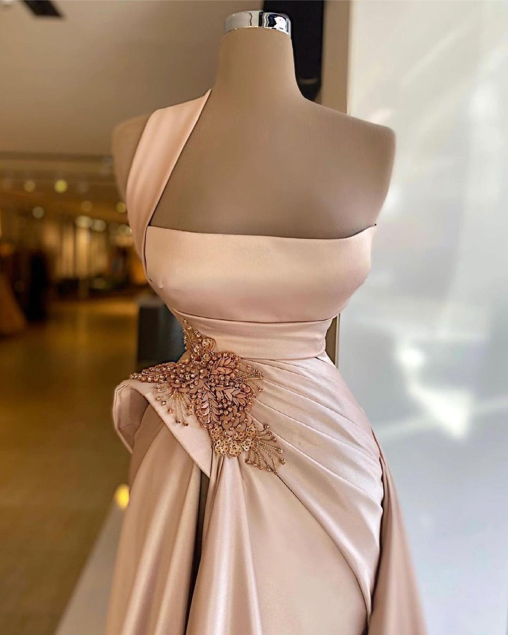 Elegante vestido de fiesta largo de corte A con un solo hombro, apliques de encaje y pedrería