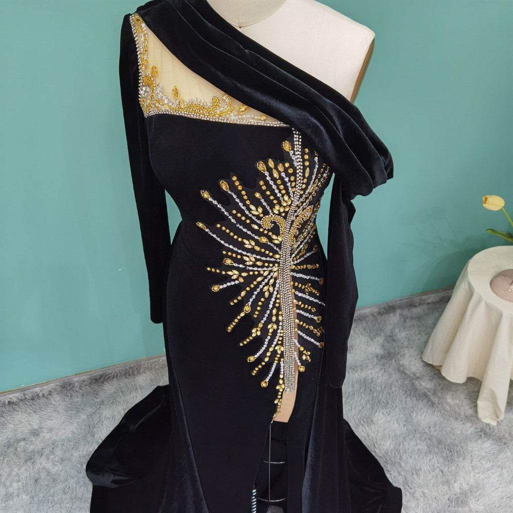 Elegante vestido de fiesta largo de corte A con un solo hombro, bordado con cuentas y mangas largas.