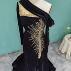 Elegante vestido de fiesta largo de corte A con un solo hombro, bordado con cuentas y mangas largas.