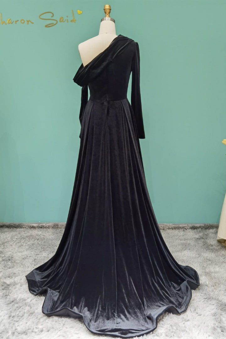 Elegante vestido de fiesta largo de corte A con un solo hombro, bordado con cuentas y mangas largas.