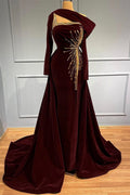 Elegante vestido de fiesta largo de corte A con un solo hombro, bordado con cuentas y mangas largas.