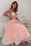Robe de bal élégante longue en tulle rose à manches longues et coupe trapèze, couleur pêche