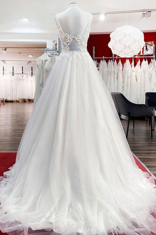 Robe de mariée élégante longue en tulle, coupe princesse, décolleté cœur et volants