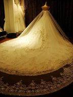Robe de mariée élégante longue, coupe trapèze, décolleté en cœur, ornée d'appliques et de perles de cristal