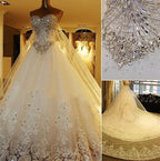 Robe de mariée élégante longue, coupe trapèze, décolleté en cœur, ornée d'appliques et de perles de cristal