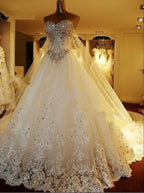 Robe de mariée élégante longue, coupe trapèze, décolleté en cœur, ornée d'appliques et de perles de cristal