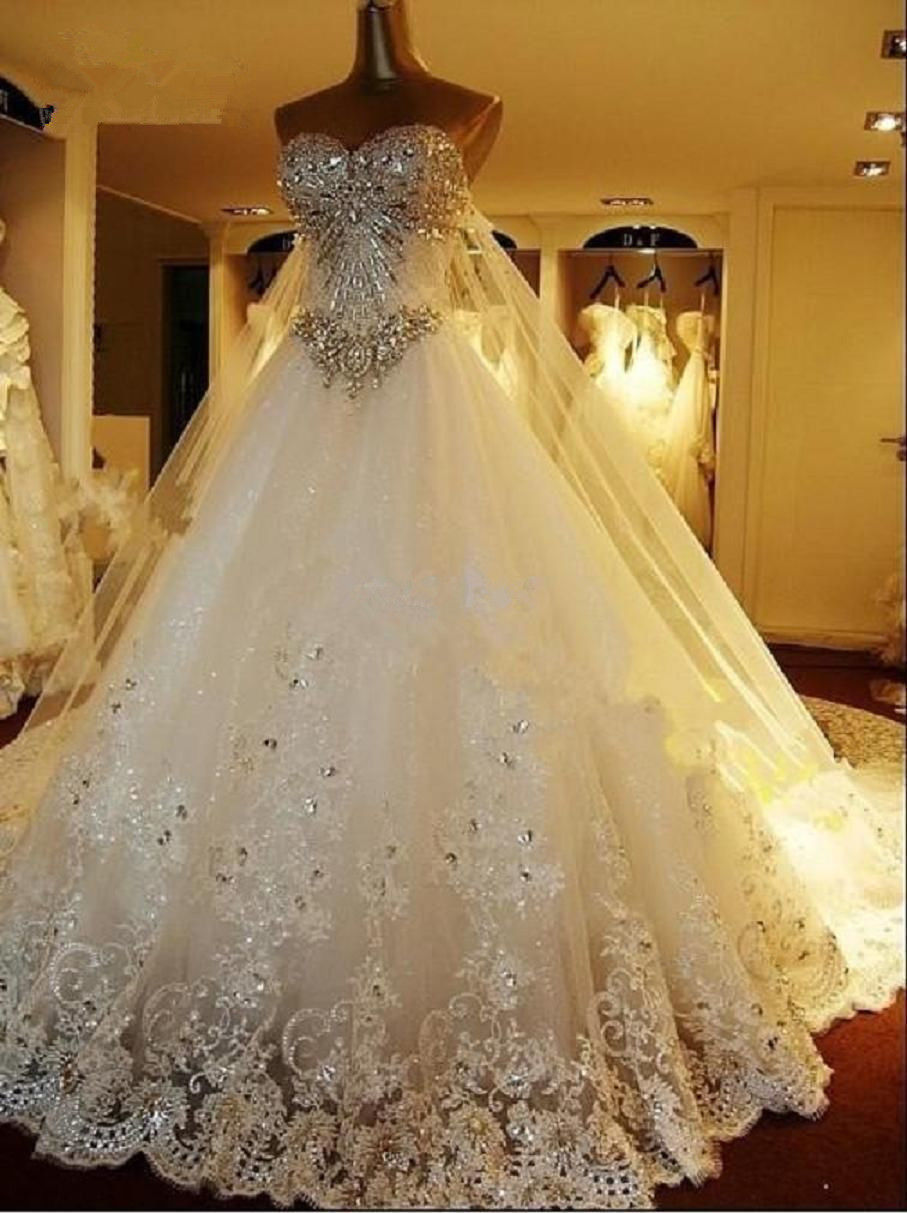 Robe de mariée élégante longue, coupe trapèze, décolleté en cœur, ornée d'appliques et de perles de cristal