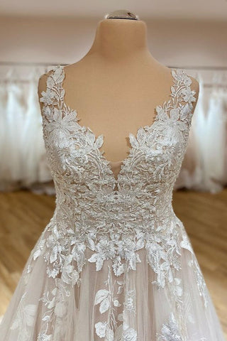 Elegante vestido de novia largo de corte A con escote corazón, apliques de encaje y tul