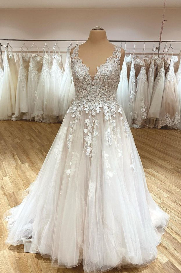 Elegante vestido de novia largo de corte A con escote corazón, apliques de encaje y tul